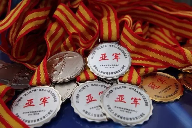 费耶诺德前锋穆萨缺席比赛，与转会传言有关